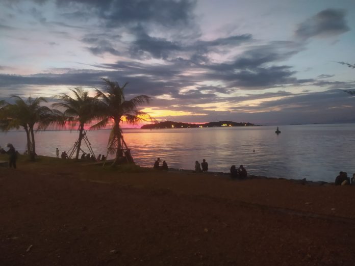Keindahan tepi laut di Taman Gurindam 12 atau Taman Tepi Laut Tanjungpinang saat sore hari. Tempat ini menjadi salah satu pilihan kawasan wisata malam hari yang ada di Tanjungpinang f,BI