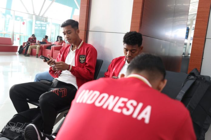 Tim U-23 Indonesia menunggu keberangkatan di bandara internasional Hang Nadim. Tim U-23 Indonesia bertolak ke Thailand Senin (14/8) mengikuti Piala AFF U-23 2023 f,pssi