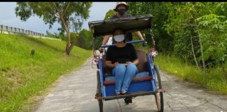 Pulau Penawar Rindu, Tempat Wisata yang Akan Rindu Dikunjungi Kembali Setelah Pulang Seorang wisatawan ketika menggunakan becak dayung mengelilingi Pulau Penawar Rindu. Pulau yang memiliki kuliner yang nikmat dan sejarah ini menjadi tempat wisata yang sering dikunjungi di Pulau Batam f,BI