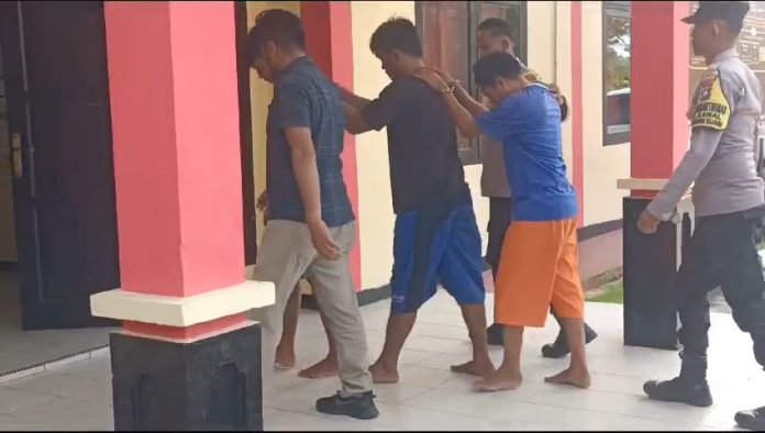 Tiga tersangka pencurian sepedamotor saat digiring ke kantor Polsek Gunung Kijang. Personel Polsek Gunung Kijang Polres Bintan berhasil menangkap 3 orang pelaku pencurian Sepeda Motor, Rabu (6/9). f,Polsek Gunung Kijang