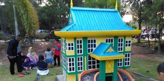 Berwisata Sambil Belajar Adat Istiadat di Taman Miniatur Rumah Adat di Golden City Salah satu bentuk rumah ada mini yang ada di taman miniatur rumah ada di Bengkong. Tempat ini menjadi wisata edukasi yang sering dikungjungi wisatawan f,destimap