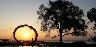 Pantai Wisata Semutu di Dompak, Pantai Rekreasi Bersama Keluarga di Tanjungpinang Keindahan matahari tenggelam di Pantai Semutu di Sore Hari menjadi daya tarik wisatawan berkunjung ke tempat ini F,uzara