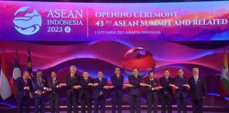 Presiden Jokowi Buka Secara Resmi KTT ke-43 ASEAN di Plenary Hall JCC Jakarta Pesiden Joko Widodo (ketujuh kiri) berfoto bersama, dari kiri, Perdana Menteri Cook Islands Mark Brown, Presiden Bangladesh Mohammed Shahabuddin, Presiden Filipina Ferdinand Romualdez Marcos Jr, Perdana Menteri Singapura Lee Hsien Loong, Permanent Secretary of Foreign Affairs Thailand Sarun Charoensuwan, Perdana Menteri Vietnam Pham Minh Chinh, Perdana Menteri Laos Sonexay Siphandone, Sultan Brunei Darussalam Hassanal Bolkiah, Perdana Menteri Kamboja Hun Manet, Perdana Menteri Malaysia Anwar Ibrahim, dan Perdana Menteri Timor Leste Xanana Gusmao saat pembukaan KTT ke-43 ASEAN 2023 di Jakarta, Selasa (05/09/2023). (Foto: Media Center KTT ASEAN 2023/Akbar Nugroho Gumay/foc)