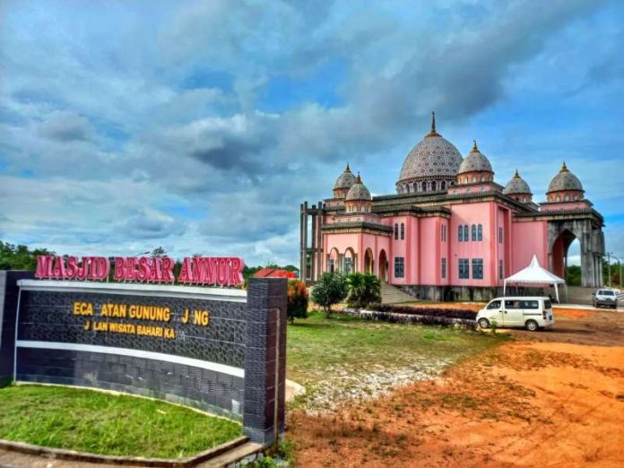 Masjid bernama asli Masjid Raya An-Nur Kawal ini yang memiliki warna pink sebagai dinding luar membuatnya lebih dikenal dengan sebutan Masjid Pink. Masjid ini merupakan masjid populer sehingga sering dikunjungi f,Pemkab Bintan