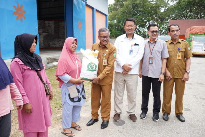 Sekretaris Daerah Kota Batam, Jefridin, M.Pd. melaunching Penyerahan Beras Penyaluran Beras Cadangan Pangan Pemerintah Tahap ke-2 Tahun 2023 di Komplek Pergudangan Bulog Batu Merah, Batu Ampar, Senin (11/09) f,Pemko Batam