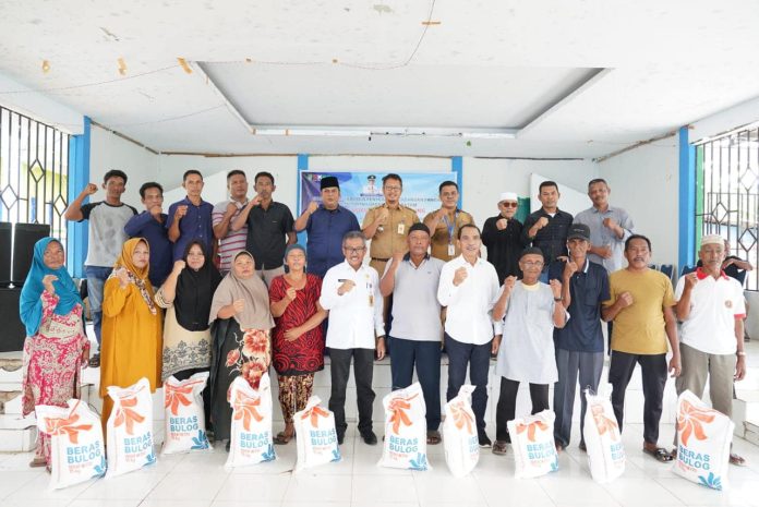Pembagian beras oleh Pemko Tanjungpinang kepada keluarga korban Puting Beliung Kelurahan Kasu, Kecamatan Belakang Padang beberapa waktu lalu. Kadis Disperindag Kota Batam, Gustian menjamin Batam bebas dari beras oplosan f,Pemko Batam