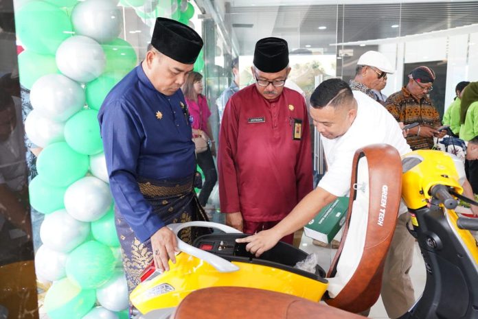 Sekretaris Daerah Kota Batam, Jefridin,mewakili Wali Kota Batam, Muhammad Rudi meresmikan Grand Opening Showroom Greentech Batam, yang ditandai dengan pemotongan pita, di Komplek Ruko City Point Blok.A No 7 Kelurahan Buliang, Batu Aji, pada Rabu (20/9P f,Pemko Batam