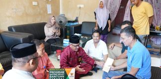 Dikunjungi Sekda Batam, Warga Batam ini Merasa Mendapatkan Kekuatan untuk Sembuh Seorang warga Blok B No. 18 RT 002/001 Tanjung Sengkuang merasa mendapatkan kekuatan tambahan setelah dikunjungi Sekretaris Daerah Kota Batam, Jefridin, Rabu (20/09) f,Pemko Batam