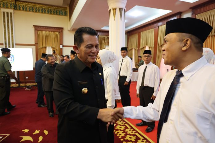 Gubernur Kepulauan Riau H. Ansar Ahmad memberikan selamat kepada Martunas Situmeang salah satu anggota BPSK yang dilantik dan diambil sumpah menjadi anggota BPSK Kota Tanjungpinang periode 2023-2028 di Gedung Daerah, Tanjungpinang, Rabu (06/09) f,diskominfo Kepri