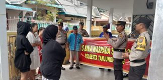 Polisi Ajarkan Masyarakat Tanjungpinang Cara Laporkan Aktivitas yang Mencurigakan atau Kriminal Polresta Tanjungpinang melakukan Operasi Bina Waspada, sebuah inisiatif yang bertujuan untuk meningkatkan kesadaran masyarakat terhadap keamanan dan ketertiban di lingkungan sekitar mereka. Operasi ini dilaksanakan di Perumahan Indodracom di Jalan Seijang, serta kedai kopi Bahagia di Jalan Pemuda, Kota Tanjungpinang, Sabtu (16/09) f,Polresta Tanjungpinang