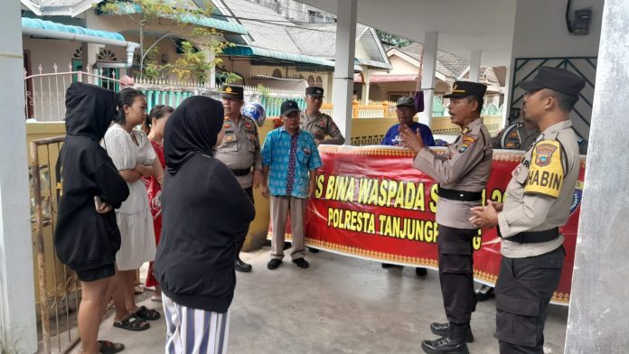 Polresta Tanjungpinang melakukan Operasi Bina Waspada, sebuah inisiatif yang bertujuan untuk meningkatkan kesadaran masyarakat terhadap keamanan dan ketertiban di lingkungan sekitar mereka. Operasi ini dilaksanakan di Perumahan Indodracom di Jalan Seijang, serta kedai kopi Bahagia di Jalan Pemuda, Kota Tanjungpinang, Sabtu (16/09) f,Polresta Tanjungpinang