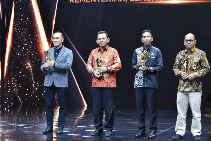 Gubernur Kepulauan Riau Ansar Ahmad menerima Indonesia Awards 2023 untuk kategori 