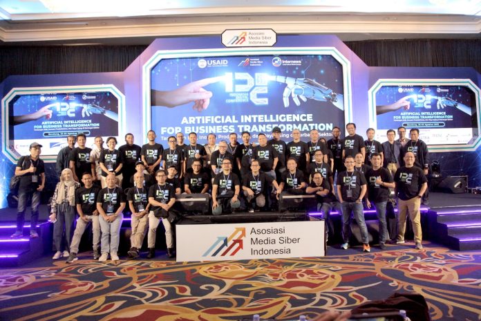 Ketua Umum AMSI, Wahyu Dhyatmika foto bersama dengan pengurus nasional AMSI periode 2023-2027 yang akan mulai bertugas 18 September 2023 F,AMSI