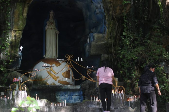 Goa Maria kawasan wisata rohani di Malang Rapat, Kecamatan Gunung Kijang, Kabupaten Bintan yang dekat dengan Pantai Trikora. Goa Maria sebuah tempat ziarah yang sering didatangi wisatawan lokal dan mancanegara f,BI