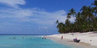 Pantai Pasir Manang, Pantai Rakyat yang Jadi Primadona Wisatawan Pantai Pasir Manang, selain menjadi pantai pavorit masyarakat lokal, pantai ini juga sering dikunjungi wisatawan mancanegara f,tempatwisata