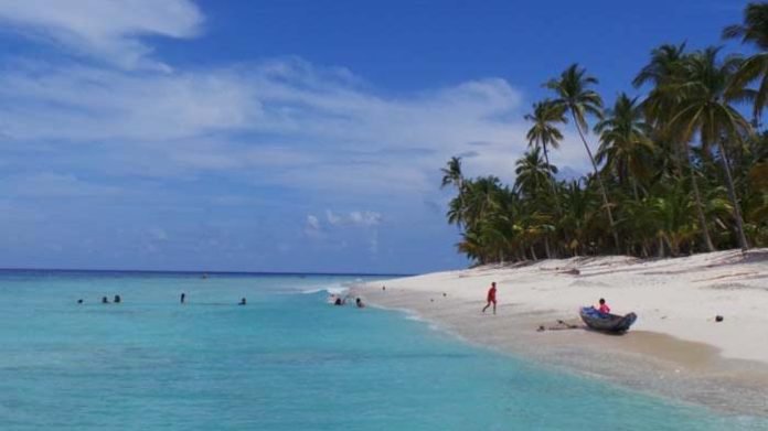 Pantai Pasir Manang, selain menjadi pantai pavorit masyarakat lokal, pantai ini juga sering dikunjungi wisatawan mancanegara f,tempatwisata