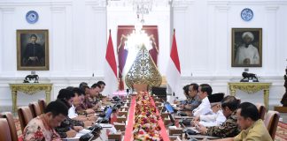 Pengembangan Rempang Berlanjut, Jokowi Minta Hak Masyarakat Diselesaikan dengan Baik Presiden Joko Widodo menggelar rapat terbatas bersama sejumlah jajarannya di Istana Merdeka, Jakarta, pada Senin, 25 September 2023, untuk membahas persoalan lahan di Pulau Rempang f, Biro Pers, Media, dan Informasi Sekretariat Presiden