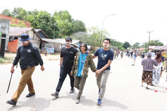 Kepala Biro Humas Promosi dan Protokol BP Batam, Ariastuty Sirait, mengatakan pihak keamanan telah mengamankan beberapa orang yang dianggap jadi provokator pelemparan batu dan botol kaca keapda personel keamanan f,BP Batam
