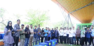 Wujudkan Tanjungpinang Bersih Sampah, Pemko Bagikan Tong Sampah Wali Kota Tanjungpinang, Rahma, membagikan tong sampah dan baju seragam kepada Bank Sampah dan Program Kampung Iklim (Proklim) empat kecamatan se-kota Tanjungpinang, Kamis (14/9) f, Pemko Tanjungpinang