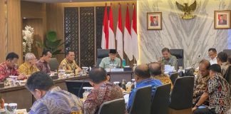 Ansar Ikut Diskusi dan Ditugasi Selesaikan Pengembangan Kawasan Rempang, Tapi Justru tak Kelihatan di Lapangan Menteri Koordinator Bidang Perekonomian RI Airlangga Hartarto menggelar Rapat Terbatas Pembahasan Pengembangan Pulau Rempang, di Ruang Rapat Oka Kretagama, Kantor Kementerian Koordinator Bidang Perekonomian, Jakarta, Jumat (25/8/2023). Terlihat selain Kepala BP Batam, Rudi, juga ikut hadir Gubernur Kepri, Ansar Ahmad f Pemko Batam