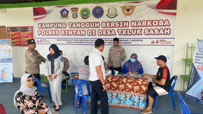 Polres Bintan melakukan pemeriksaan kesehatan secara gratis kepada masyarakat Desa Teluk Sasah Kecamatan Seri Kuala Lobam di Posko Kampung Bebas narkoba, Senin (11/9) f,Polres Bintan