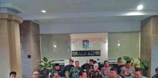 Ansar: Relokasi Harus Dilakukan Guna Menunjang Berjalannya Proyek Strategis Gubernur Provinsi Kepri Ansar Ahmad, akhirnya muncul di depan publik, memberi tanggapan terkait polemik soal Rempang, Kecamatan Galang, Kota Batam, Provinsi Kepri, Selasa (12/9/2023) sore f,Pemko Batam
