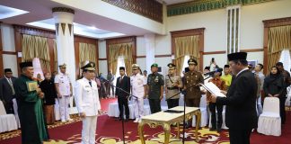 Bupati Bintan Tidak Sendirian Lagi, Gubernur Ansar Lantik Ahdi Muqsith Sebagai Wakil Bupati Bintan Gubernur Kepulauan Riau Ansar Ahmad atas nama Presiden RI Joko Widodo melantik Ahdi Muqsith sebagai Wakil Bupati Bintan Sisa Masa Jabatan Hasil Pemilihan Kepala Daerah Serentak Tahun 2020 di Gedung Daerah Kepulauan Riau, Tanjungpinang, Jumat (15/9), f,Diskominfo Kepri