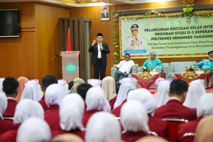 Gubernur Kepulauan Riau H. Ansar Ahmad menghadiri acara peluncuran Rintisan Kelas Internasional (RKI) Program Studi D-III Keperawatan di Poltekkes Kemenkes Tanjungpinang, Jum'at (15/09) f,diskominfo Kepri