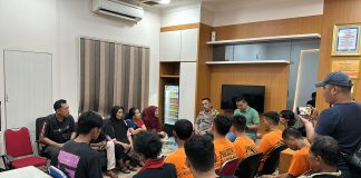 Polresta Barelang Tangguhkan Penahanan 8 Tersangka Kasus Aksi Unras Rempang 7 September 2023 Kapolresta Barelang Kombes. Pol. Nugroho Tri Nuryanto bersama 8 tersangka disaksikan pihak keluarga, pihak koordinator umum Aliansi Pemuda Melayu dan koordinator keramat Kec. Galang. Surat Penangguhan Penahanan serta Surat Pengeluaran Tahanan tersangka diserahkan kepada masing-masing keluarga tersangka beserta dokumentasinya, Sabtu, Tanggal 16 September 2023, Pukul 20.30 WIB f, Polresta Barelang