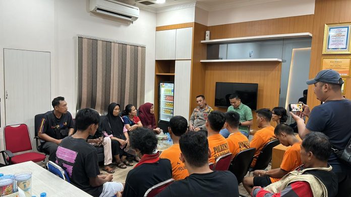 Kapolresta Barelang Kombes. Pol. Nugroho Tri Nuryanto bersama 8 tersangka disaksikan pihak keluarga, pihak koordinator umum Aliansi Pemuda Melayu dan koordinator keramat Kec. Galang. Surat Penangguhan Penahanan serta Surat Pengeluaran Tahanan tersangka diserahkan kepada masing-masing keluarga tersangka beserta dokumentasinya, Sabtu, Tanggal 16 September 2023, Pukul 20.30 WIB f, Polresta Barelang