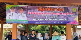 Resmikan Bangunan Gerai Pangan di Jalan Hang Lekir, Wali Kota Rahma Minta Pedagang Makin Semangat Berjualan Wali kota Tanjungpinang Hj. Rahma, meresmikan bangunan tempat jualan di Gerai Pangan Jalan hang Lekir, Selasa (19/9) f,Pemko Tanjungpinang