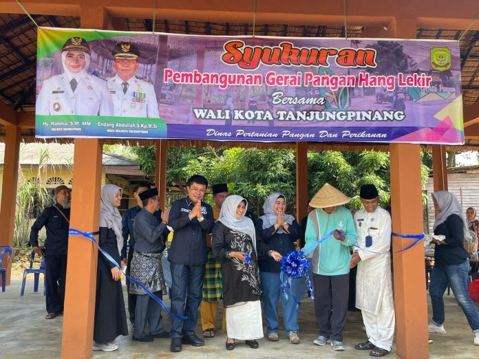 Wali kota Tanjungpinang Hj. Rahma, meresmikan bangunan tempat jualan di Gerai Pangan Jalan hang Lekir, Selasa (19/9) f,Pemko Tanjungpinang