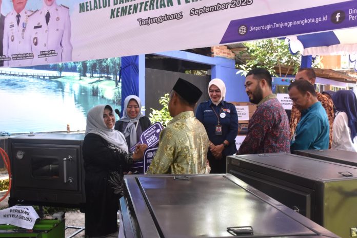 Wali Kota Tanjungpinang Hj. Rahma, menyerahkan kunci Rumah Produksi kepada 20 pelaku IKM di Rumah Produksi Sentra IKM Makanan Ringan Kecamatan Tanjungpinang Timur, di Kampung Sidomulyo, Selasa (19/9) f,diskominfo Tanjungpinang