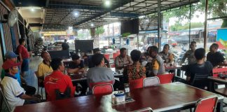 Jumat Curhat Polres Bintan, ini Keluhan Warga Gunung Lengkuas Kepolisian Resor Bintan melalui Polsek Bintan Timur, kembali menggelar Jumat Curhat di Kedai Kopi Latansa kilometer 18 Kelurahan Gunung Lengkuas Kecamatan Bintan Timur, Jumat (22/9) f,Polsek Bintim