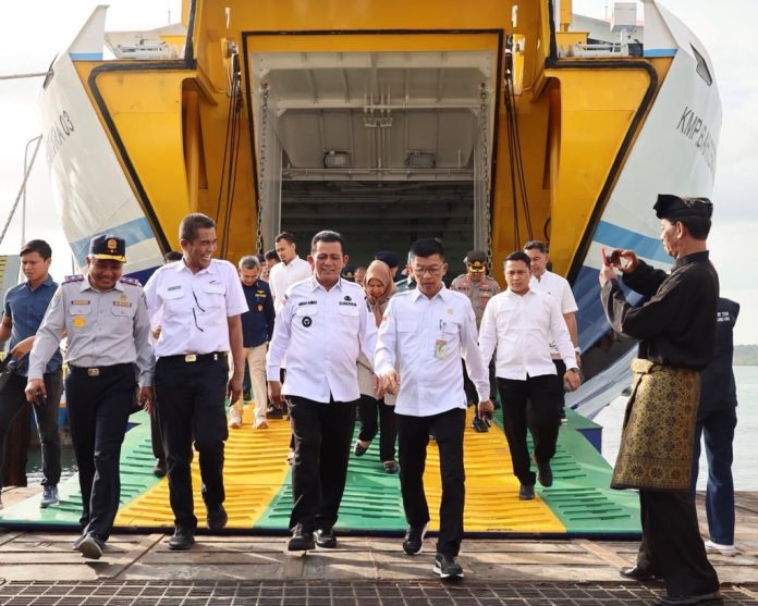 Gubernur Kepri, Ansar Ahmad saat mengunjungi pelabuhan roro di Tanjunguban beberapa waktu lalu, f,diskominfo Kepri