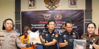 Penumpang Kapal dari Malaysia Kedapatan Membawa Narkoba di Pelabuhan Sri Bintan Pura Kepala Kantor Bea Cukai TMP B Tanjungpinang, Tri Hartana, Kapolresta Tanjungpinang Kombespol H. Ompusunggu menunjukkan barang bukti narkoba dalam konferensi pers di Kantor Bea dan Cukai TMP B Tanjungpinang, Selasa, (26/9) f,Polresta Tanjungpinang