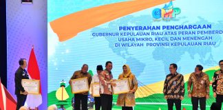Ansar Beri Istri Penghargaan atas Peran Pemberdayaan UMKM Gubernur Kepulauan Riau H. Ansar Ahmad memberikan penghargaan kepada Ketua Dekranasda Provinsi Kepulauan Riau Hj. Dewi Kumalasari Ansar atas kontribusinya dalam pemberdayaan Usaha Mikro, Kecil, dan Menengah (UMKM) di wilayah Provinsi Kepulauan Riau di Ballroom Hotel Marriot Harbour Bay Kota Batam, Selasa (26/9) f,Diskominfo Kepri