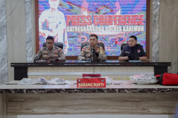 Wakapolres Karimun Kompol Herie Pramono, dalam konferensi pers dilantai dua gedung catur prasetya, Rabu (27/9). Personil Sat Resnarkoba Polres Karimun menangkap satu orang laki laki inisial IL (42) warga Kecamatan Kundur Barat, Kabupaten Karimun, Kamis (21/9) f, Polres Karimun