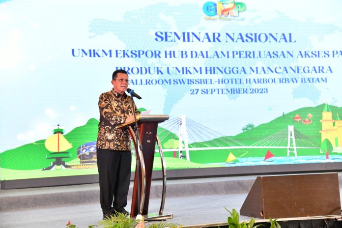 Gubernur Kepulauan Riau Ansar Ahmad memberikan sambutan pada acara Seminar Nasional UMKM Ekspor Hub Dalam Perluasan Akses Pasar Produk UMKM Hingga Mancanegara di Hotel Swissbell Harbour Bay Kota Batam, Rabu (27/9), f, diskominfo Kepri