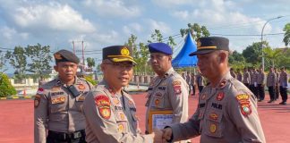 Berikut Personil Polres Bintan yang Dapat Penghargaann Bulan Agustus Kepala Kepolisian Resor Bintan AKBP Riky Iswoyo, kembali memberikan penghargaan kepada 4 personil teladan dan berprestasi berdasarkan penilaian bulan Juli dan Agustus 2023 di lapangan Bhayangkara Polres Bintan, Rabu (27/9) f,Polres Bintan