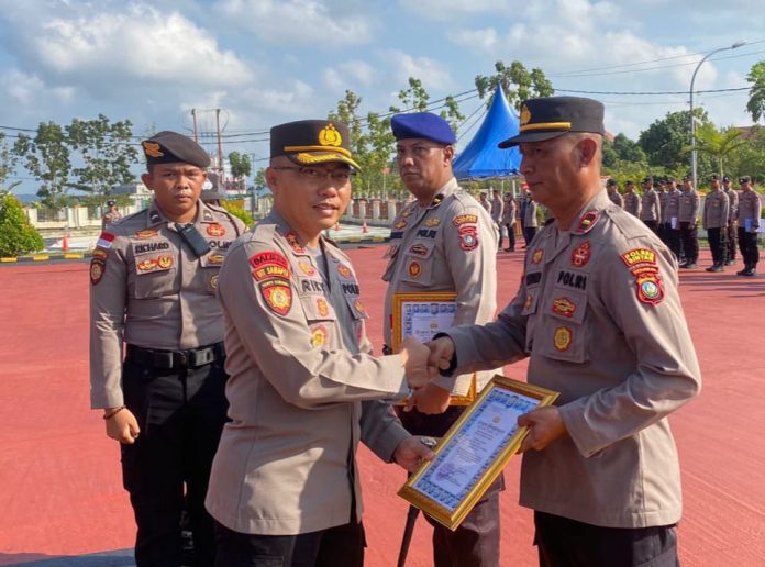 Kepala Kepolisian Resor Bintan AKBP Riky Iswoyo, kembali memberikan penghargaan kepada 4 personil teladan dan berprestasi berdasarkan penilaian bulan Juli dan Agustus 2023 di lapangan Bhayangkara Polres Bintan, Rabu (27/9) f,Polres Bintan