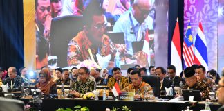 Ansar Ahmad Sukses Pimpin Pertemuan IMT-GT CMGF di Batam Gubernur Kepulauan Riau H. Ansar Ahmad memimpin pertemuan Forum Menteri dan Gubernur dari 3 negara yakni Indonesia, Malaysia & Thailand dalam acara The 20th Indonesia, Malaysia, Thailand - Growth Triangle, Chief Ministers and Governors’ Forum Meeting /(The 20th IMT-GT CMGF) bertempat di Ballroom Marriot Hotel Harbour Bay Kota Batam, Kepulauan Riau, Rabu (27/9) f,diskominfo Kepri