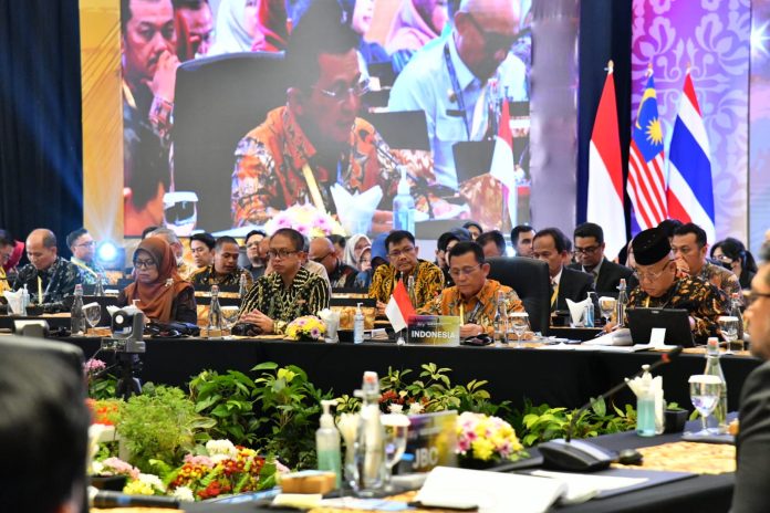 Gubernur Kepulauan Riau H. Ansar Ahmad memimpin pertemuan Forum Menteri dan Gubernur dari 3 negara yakni Indonesia, Malaysia & Thailand dalam acara The 20th Indonesia, Malaysia, Thailand - Growth Triangle, Chief Ministers and Governors’ Forum Meeting /(The 20th IMT-GT CMGF) bertempat di Ballroom Marriot Hotel Harbour Bay Kota Batam, Kepulauan Riau, Rabu (27/9) f,diskominfo Kepri