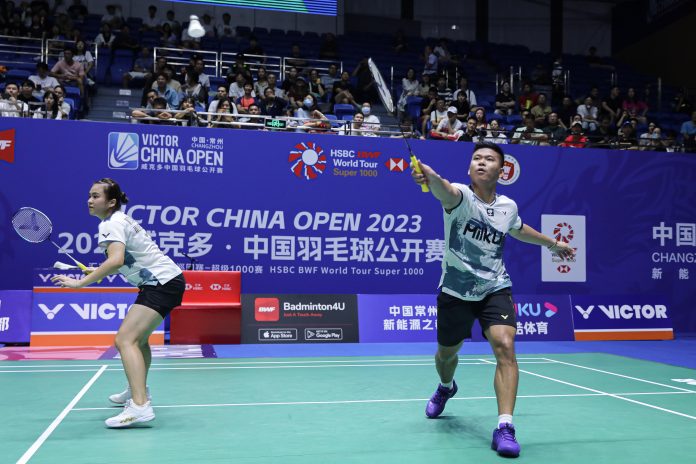 Pasangan ganda campuran Praveen Jordan/Melati Daeva Oktavianti kandas di babak 16 besar pada kejuaraan Victor China Open 2023, Kamis (7/9). Pasangan Indonesia ini berhasil dikalahkan pasangan Malaysia Tan Kian Meng/Lai Pei Jing dengan tiga set dengan skor 21-18, 19-21, 12-21 f,pbsi