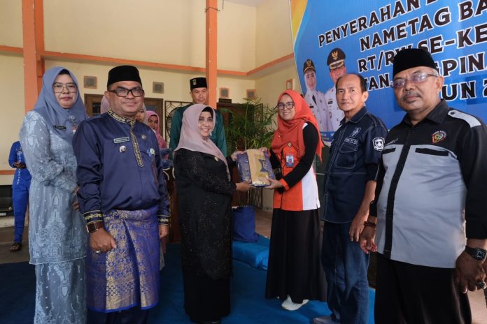 Walikota Tanjungpinang Hj.Rahma memberikan baju kurung Melayu dan nametag di Halaman Kantor Camat Tanjungpinang Kota, Jumat (8/9) f,Pemko Tanjungpinang