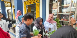 Pemko Gelar Pasar Murah, Ibu-Ibu Sangat Senang Pemko Tanjungpinang melalui Dinas Perdagangan dan Perindustrian (Disdagin) menggelar operasi pasar murah di halaman Sentra IKM Tengku Mandak Bintan Center, Tanjungpinang Timur, Rabu (13/9) f,Pemko Tanjungpinang