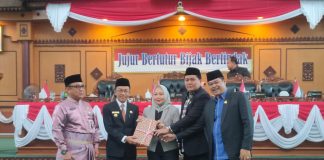 Hari Kedua Setelah Dilantik, Pj Wali Kota Tanjungpinang, Hasan Sampaikan Ranperda Perubahan APBDP 2023 kepada DPRD Penjabat (Pj) Wali Kota Tanjungpinang, Hasan menyerahkan Ranperda APBDP 2023 kepada Pimpinan DPRD Tanjungpinang, Jumat (22/9) f,diskominfo Tanjungpinang.