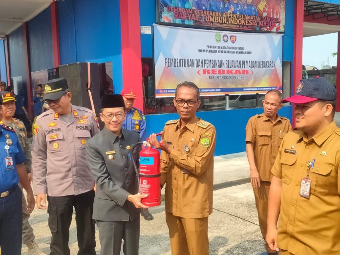 Penjabat (Pj) Wali Kota Tanjungpinang, Hasan, melantik Relawan Pemadam Kebakaran (Redkar) di halaman kantor Dinas Pemadam Kebakaran dan Penyelamatan (DPKP) Tanjungpinang, Selasa (26/9) f,Pemko Tanjungpinang