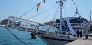 Tingkatkan Pelayanan Kesehatan untuk Wilayah Terpencil, Pemerintah Beri Perlindungan Hukum untuk RS Kapal Menteri Kesehatan Budi Gunadi Sadikin melakukan peninjauan Rumah Sakit Terapung Ksatria Airlangga (RSTKA). Kementerian juga menginisiasi terbitnya Peraturan Menteri Kesehatan tentang Rumah Sakit Kapal di dermaga perairan Labuan Bajo, Manggarai Barat, Nusa Tenggara Timur, Sabtu (9/9) f,kemkes