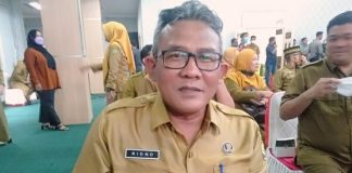 Kontainer Sampah Ada, tapi Warga di Ganet Tetap Buang Sampah di Jalanan Kepala Dinas Lingkungan Hidup (DLH) Kota Tanjungpinang, Riono mengatakan Pemko Tanjungpinang melalui DLH sudah membagi-bagikan 1.000 tong sampah agar masyarakat tidak repot membuang sampah dengan jarak yang jauh f,Pemko Tanjungpinang